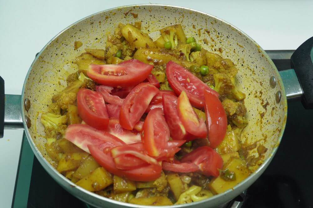 aloo-gobi add sliced tomato