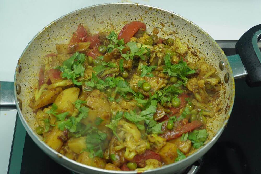 aloo-gobi garnish with cilantro