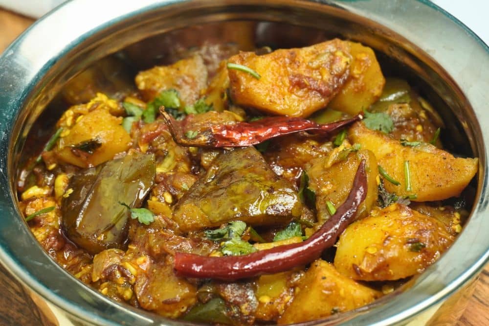 potato eggplant tomato curry in bowl - potato eggplant curry - eggplant potato curry - Indian potato eggplant recipe - vegan potato eggplant curry