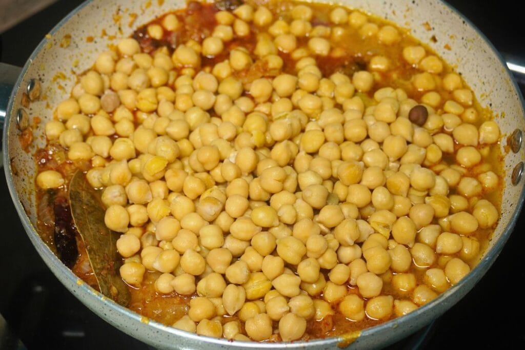 chickpea-curry adding chickpea in pan