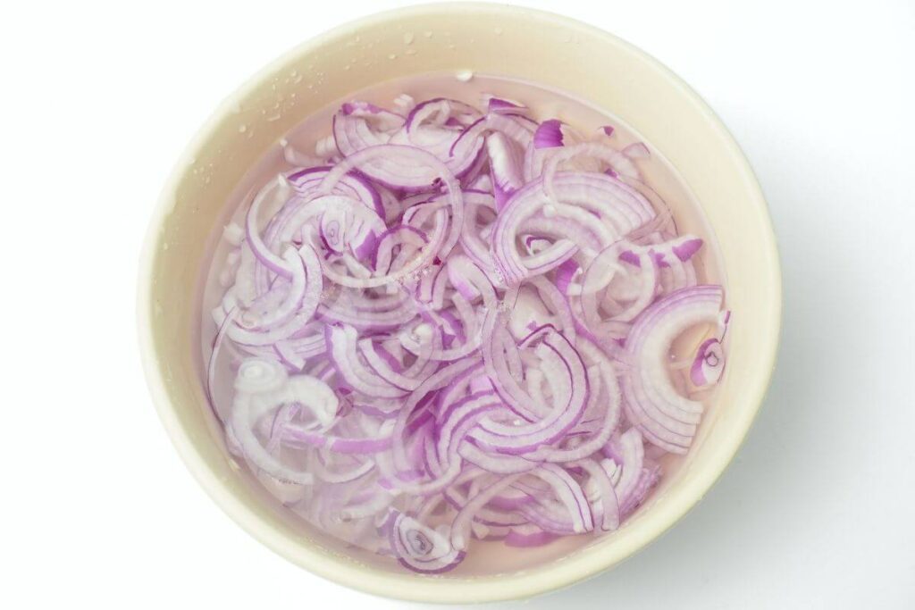 apple and onion salad keep onion in water for 10 minutes