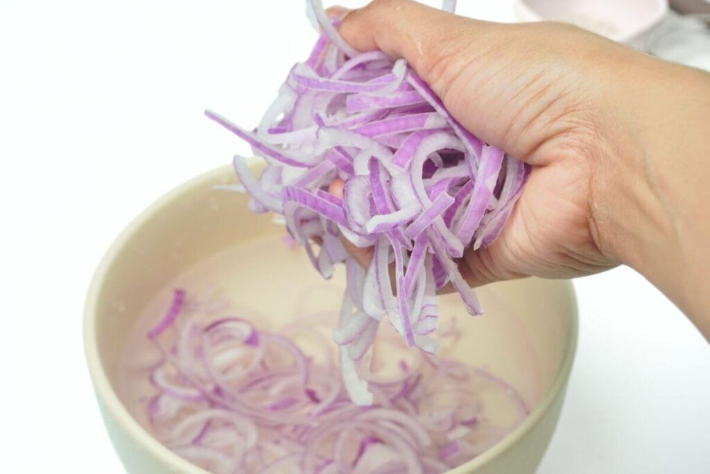 apple and onion salad rins onion
