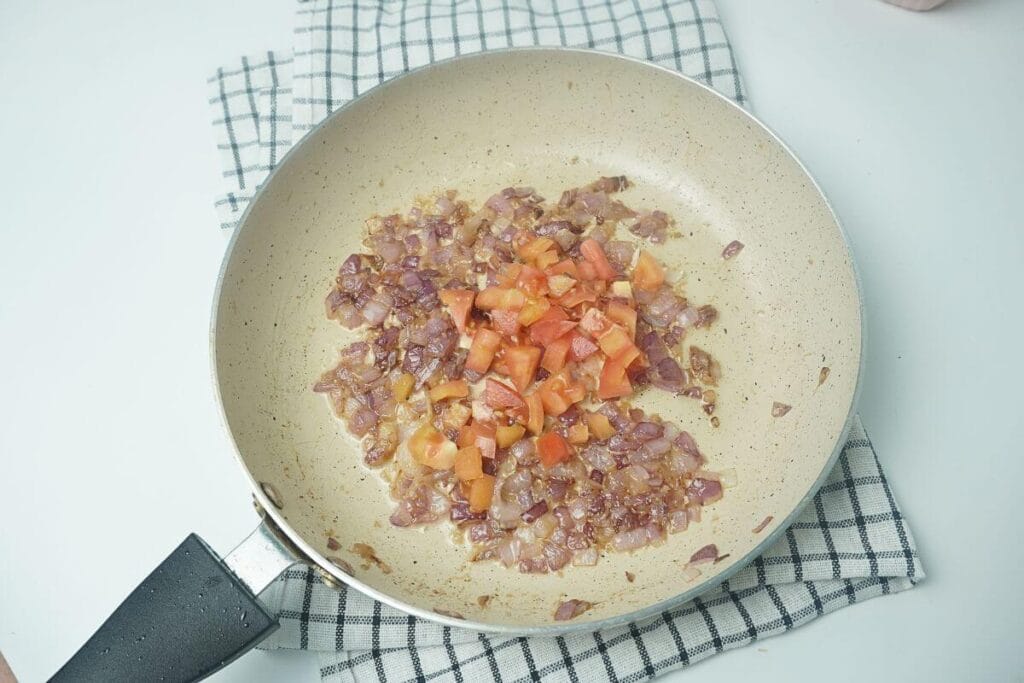 canned tuna stir fry add chopped tomato