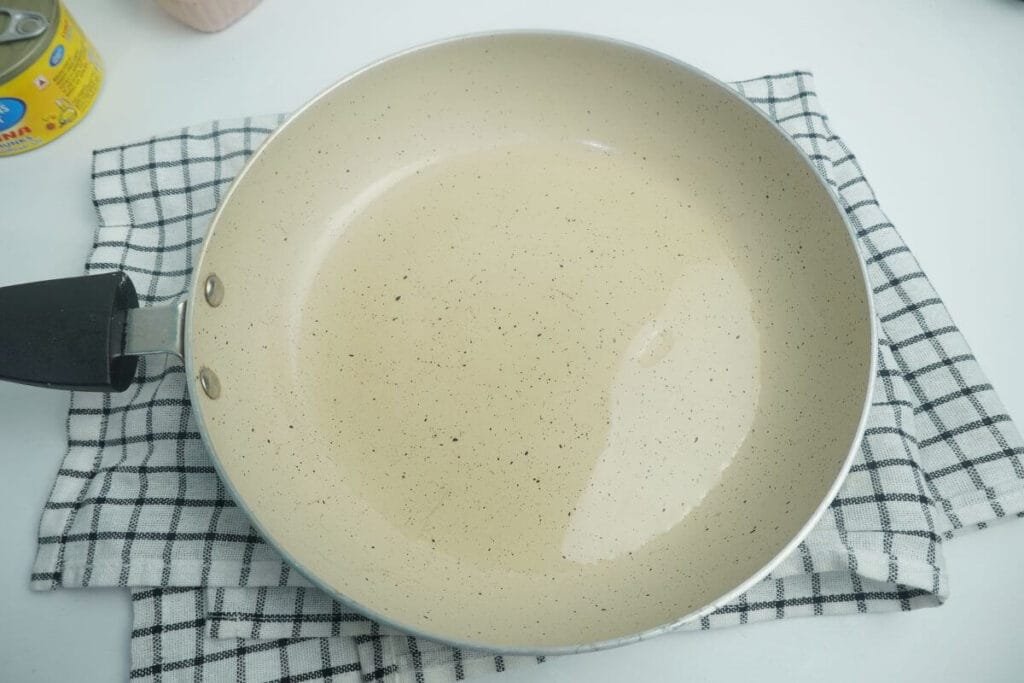 canned tuna stir fry add oil in pan