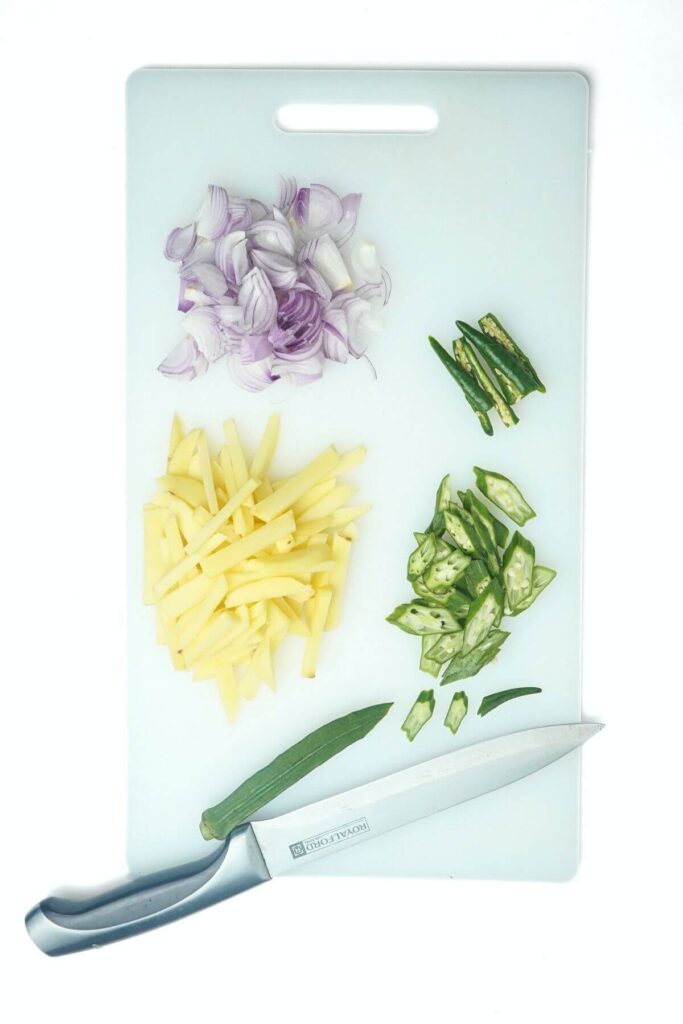 okra and potato stir fry preparation step