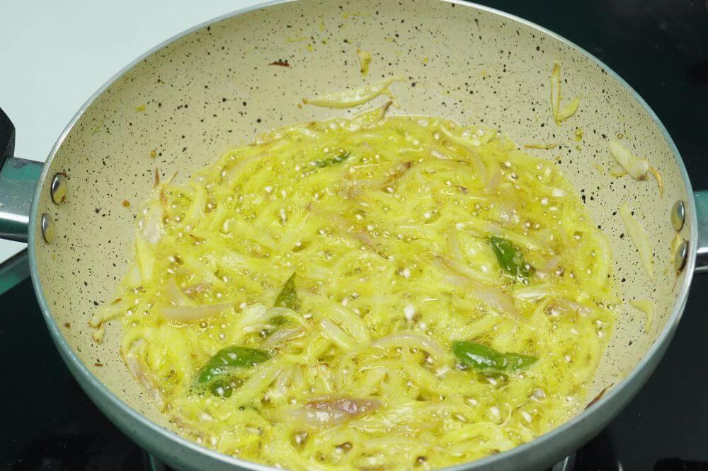 okra saute onion