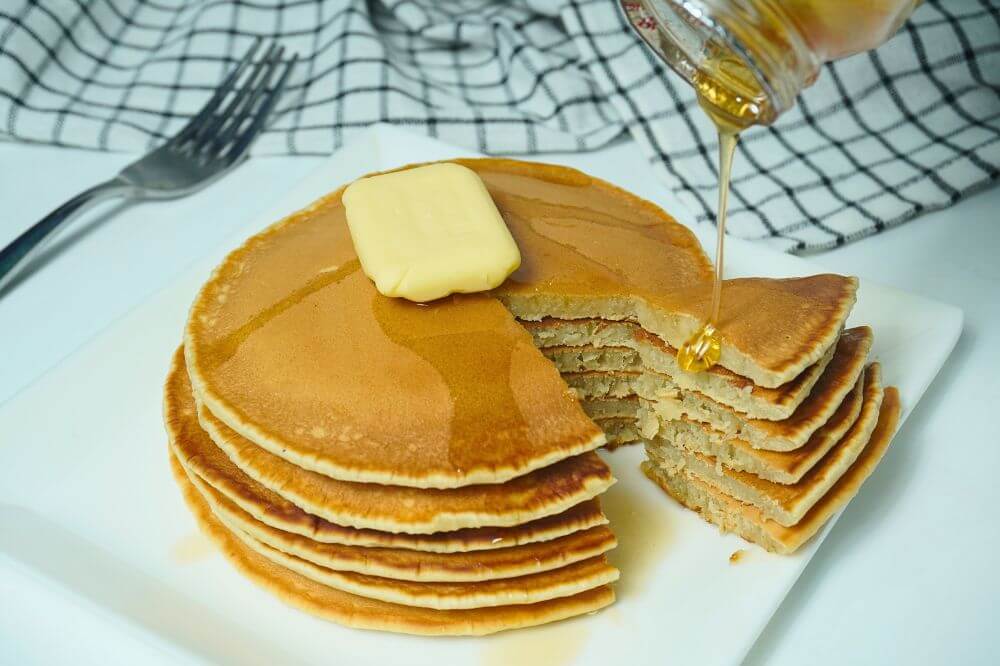 pancakes cutting and serving