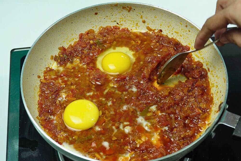 shakshuka add eggs