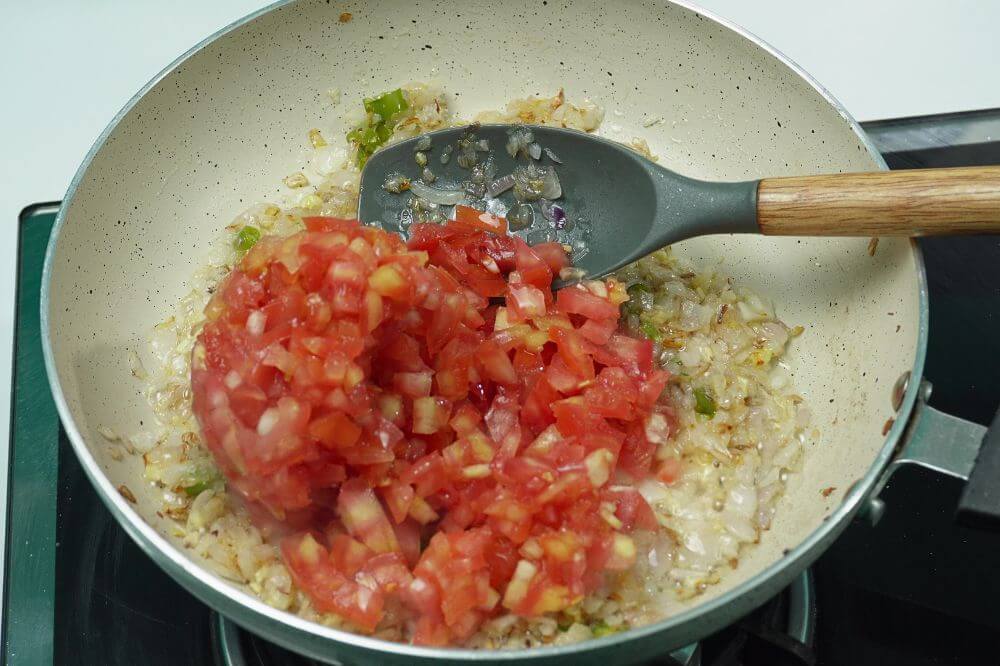 shakshuka add tomato chopped