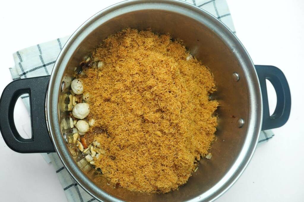 sweet vermicelli pudding kimami sewai add roasted sewai and nuts