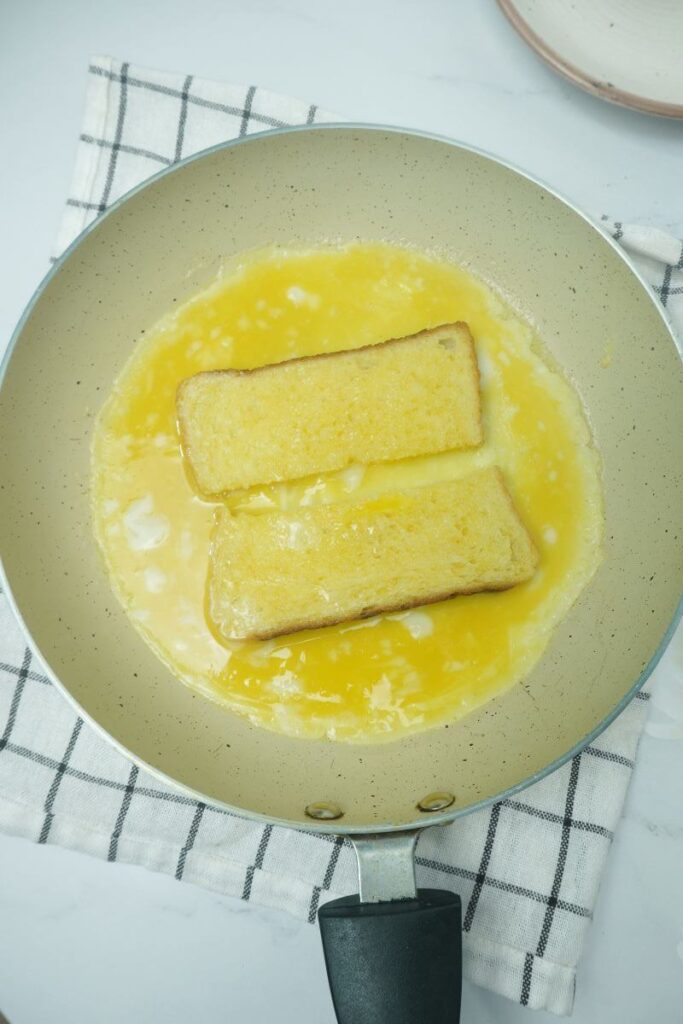 one pan bread toast recipe add egg and bread in pan