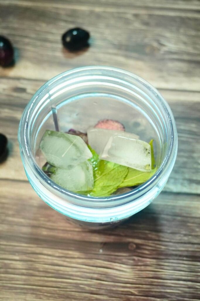 jamum mojito add all ingredients in jar