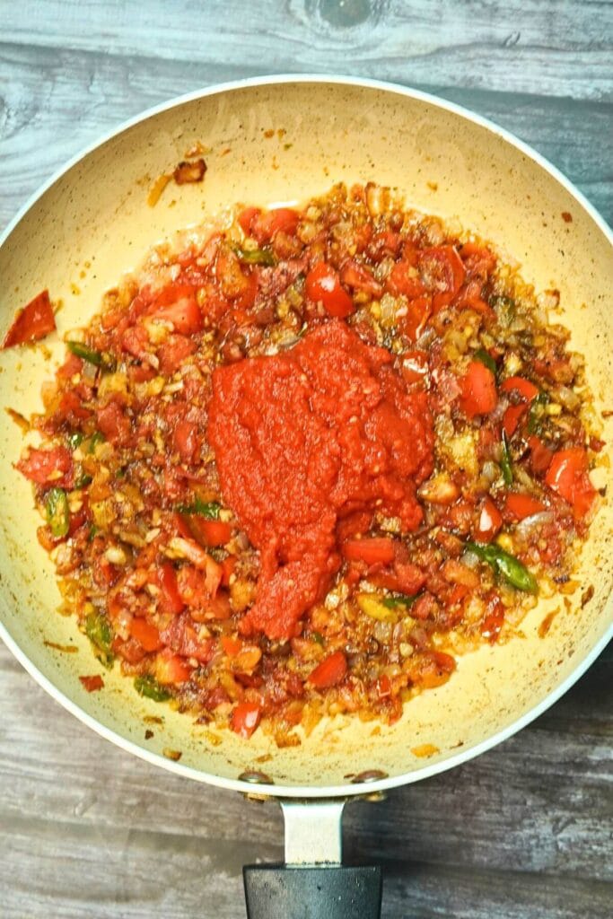 shakshuka add tomato puree