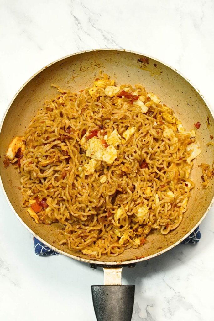 egg maggie masala mixing